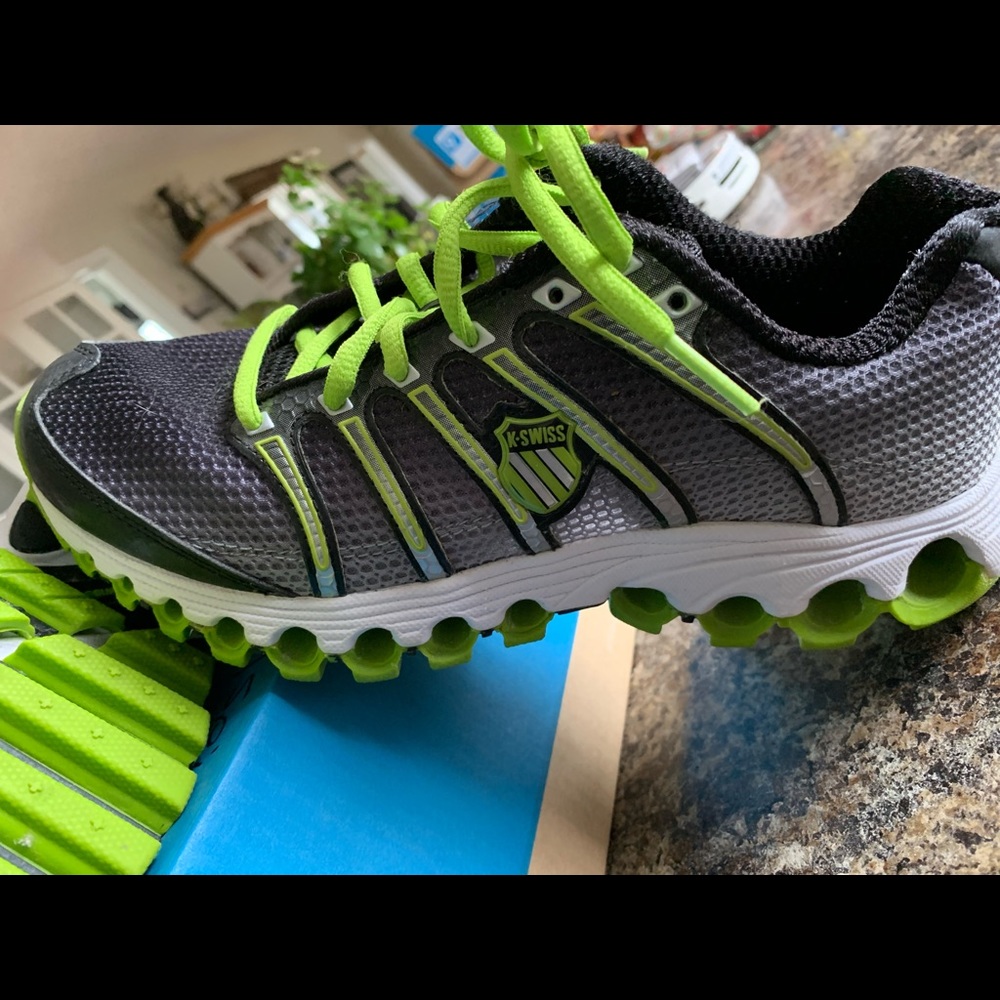 Women’s new kswiss runners .never worn, runs bit narrow but marked as med width